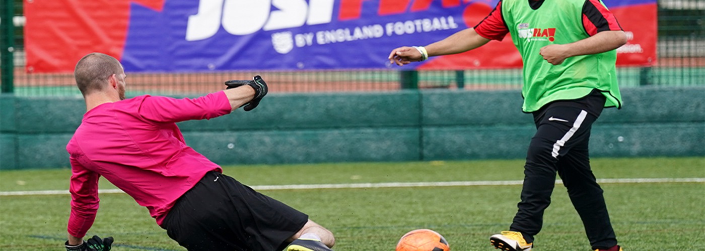 Goalkeeping Definition Goalkeeping techniques and when to use them - Youth club football ...