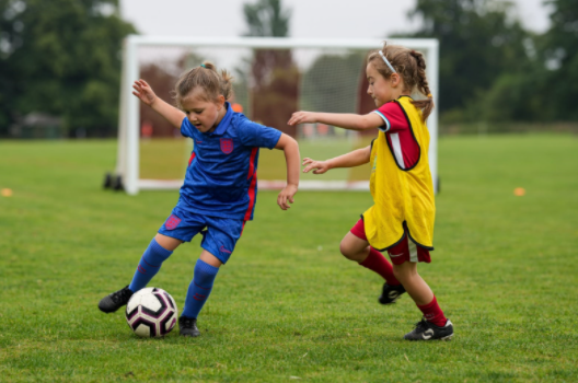 Turning with the ball - Youth club football - England Football Learning -  The England Football Community